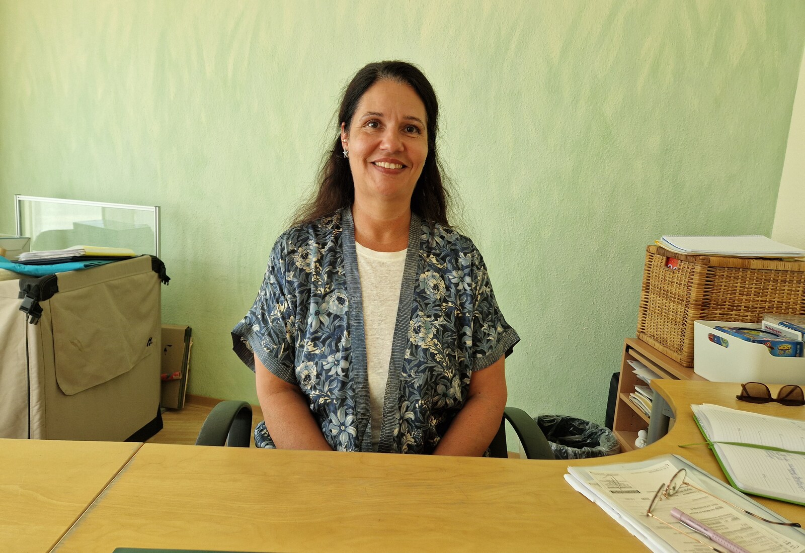 Claudia Varriale in einem Therapieraum der Praxis