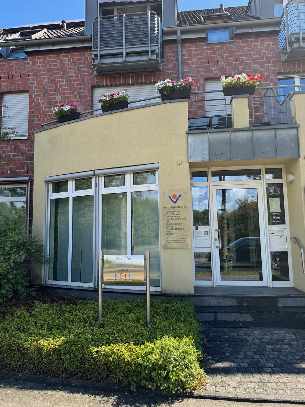 Eingang der Praxis für Sprachtherapie am Fenland-Ring 33 in Nettetal-Lobberich