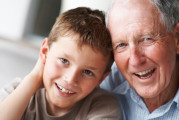 Junge und älterer Mann als Motiv für sprachtherapeutische Begleitung in jedem Lebensalter