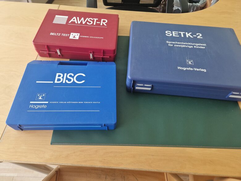 Testverfahren AWST-R, SETK-2 und BISC auf einem Tisch in der Praxis