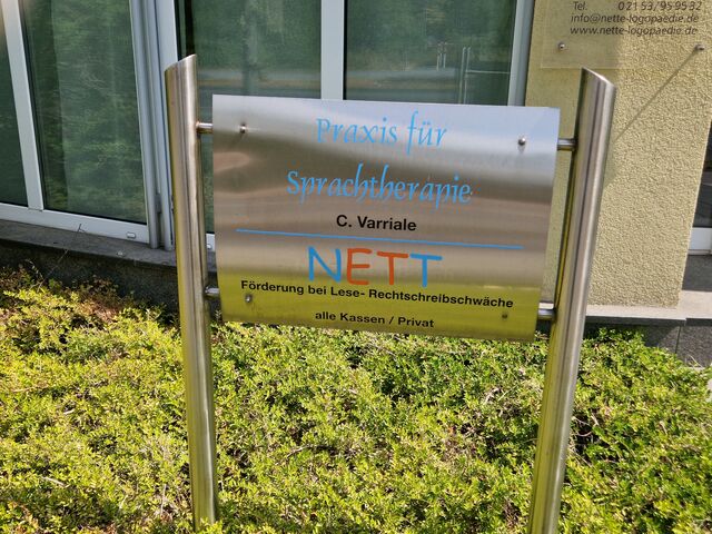 Praxisschild der Praxis für Sprachtherapie C. Varriale