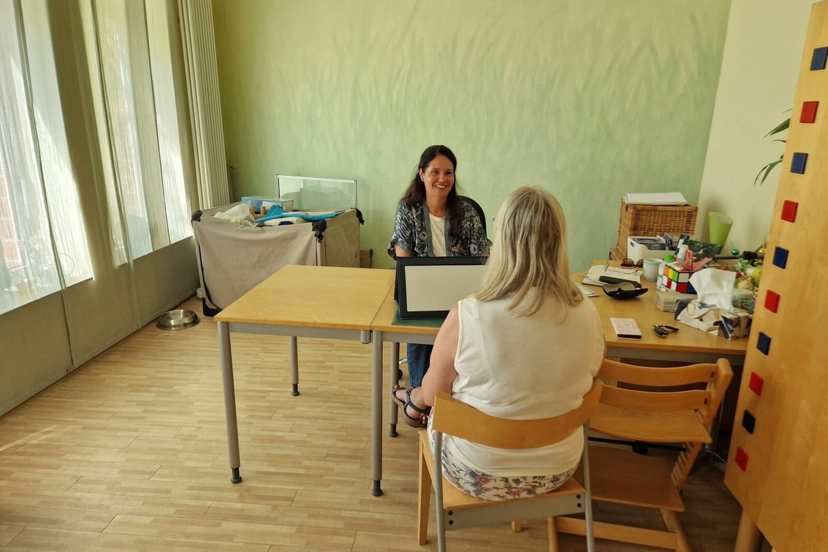 Claudia Varriale im persönlichen Gespräch in einem Therapieraum